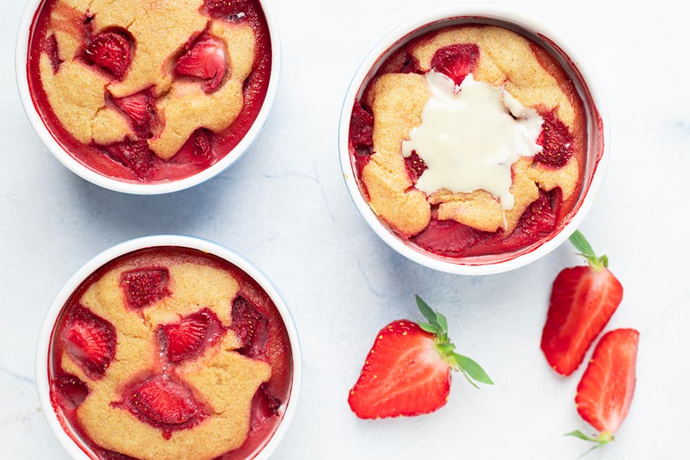 Clafoutis aux fraises et purée d'amande façon mug cake