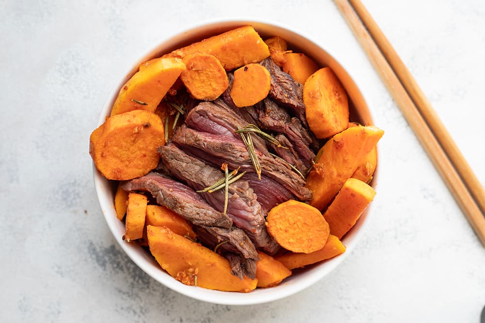 Frites de légumes et viande marinée