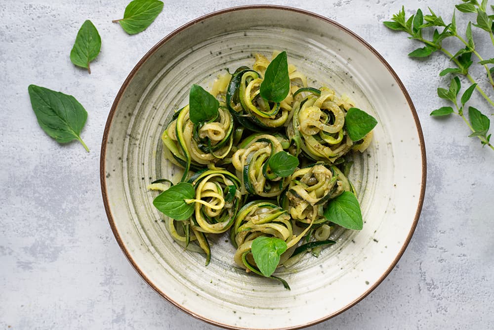 Spaghetti de courgette au pesto vert