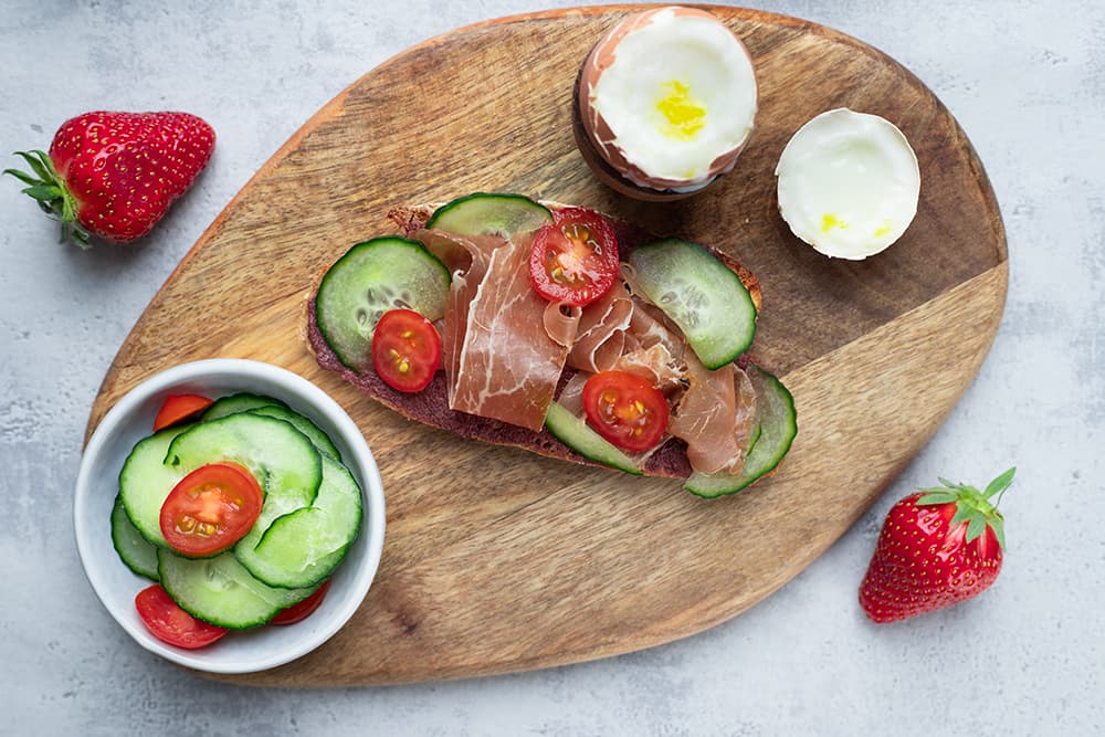 Tartine au jambon de Parme et œuf mollet