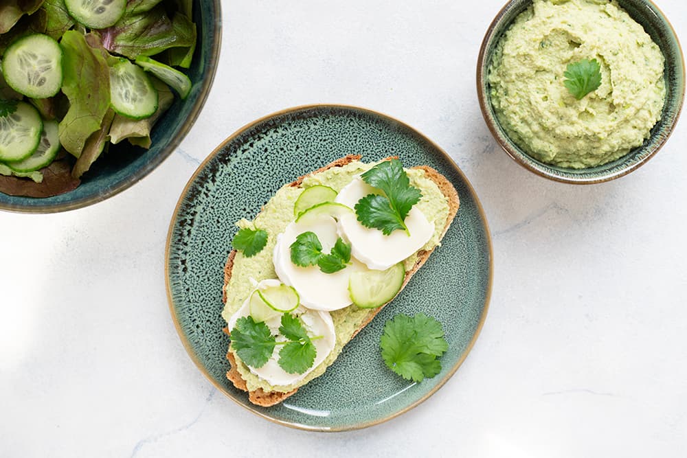 Tartine au houmous à l'edamame et bûche de chèvre