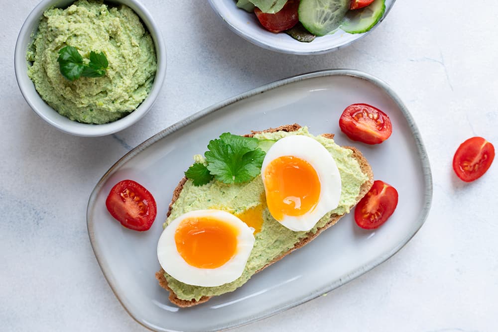 Tartine de houmous à l'edamame et œuf mollet