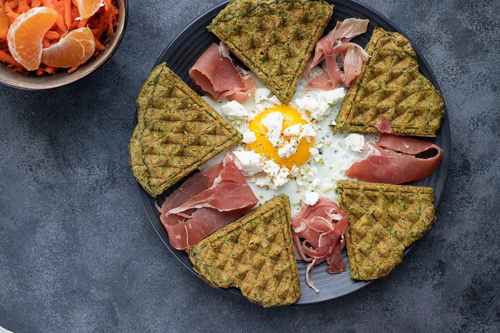 Gaufres aux épinards, jambon de Parme et fêta