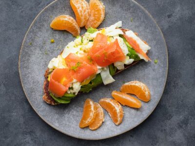 Toast protéiné et fruit de saison