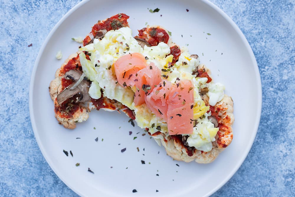 Mini pizzas de chou-fleur aux champignons et protéines