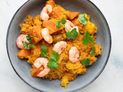 Quinoa bowl à la patate douce et aux crevettes