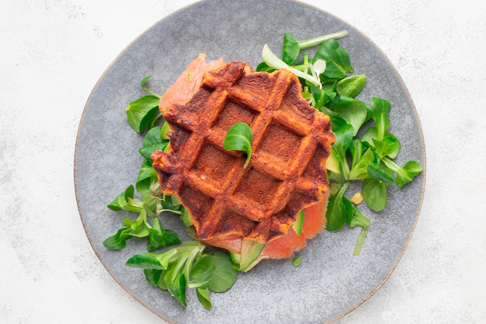 Burger de gaufres de patate douce au saumon